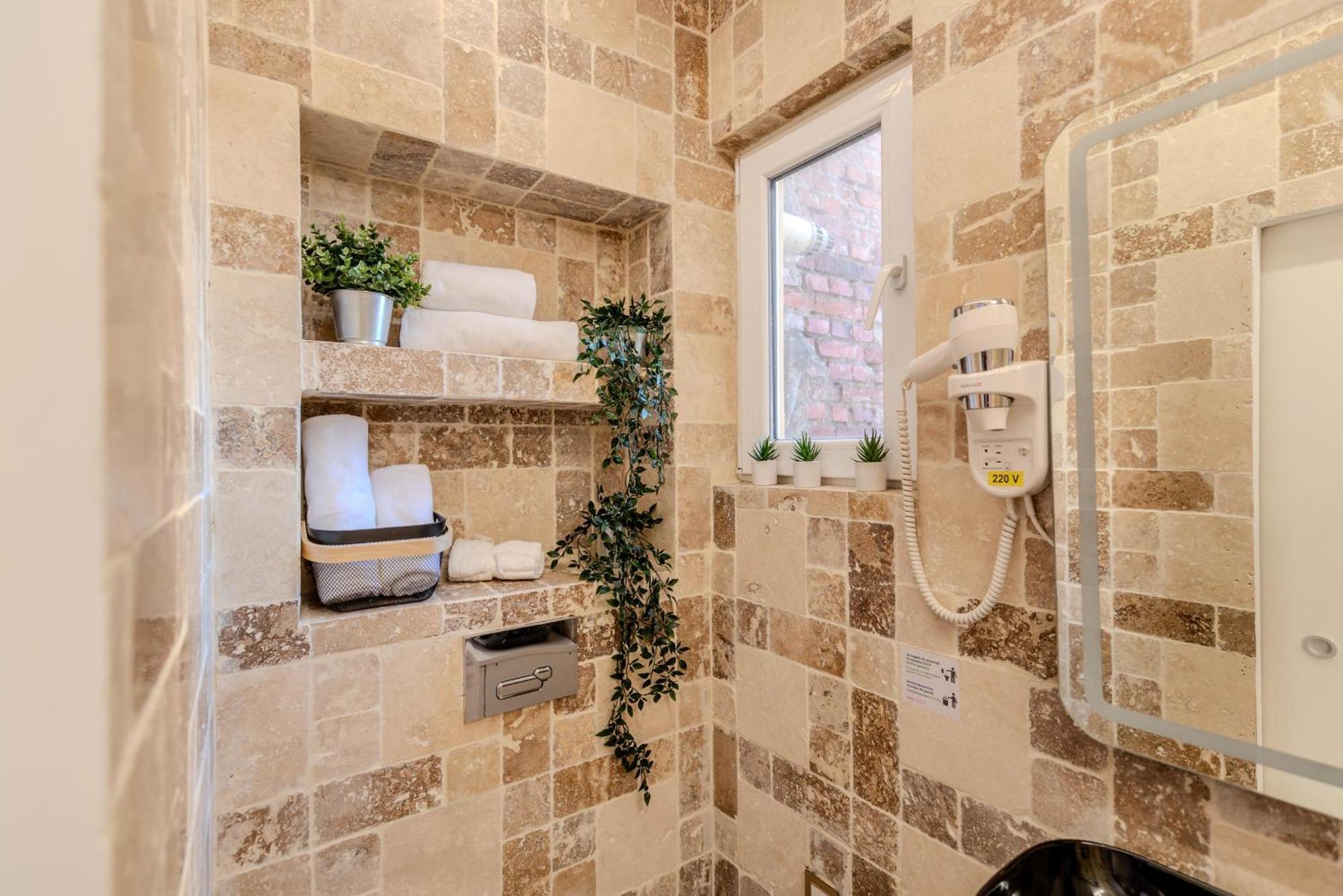 Luxury Living: Smart 2br At Unirii Square *